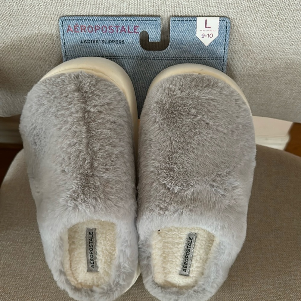Aeropostale ladies’ slippers. New.